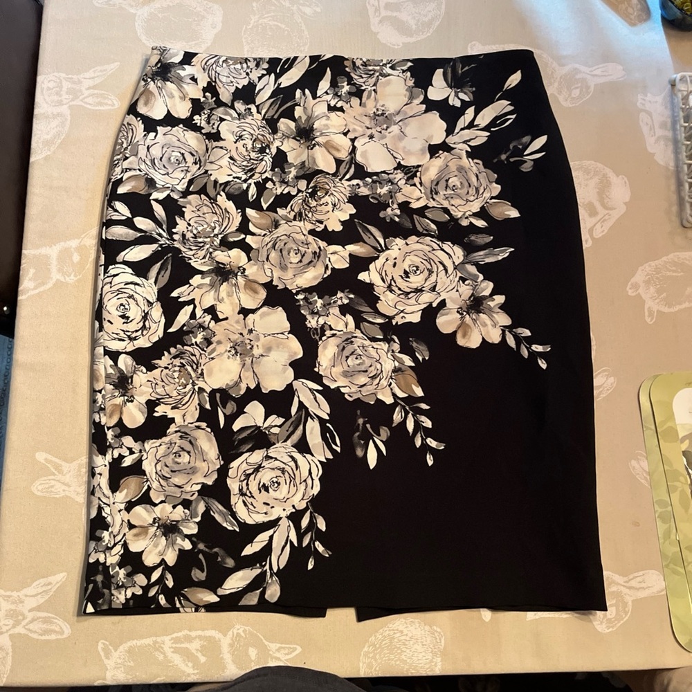 White House Black Market Floral Black White Pattern Lined Pencil Skirt Size 14